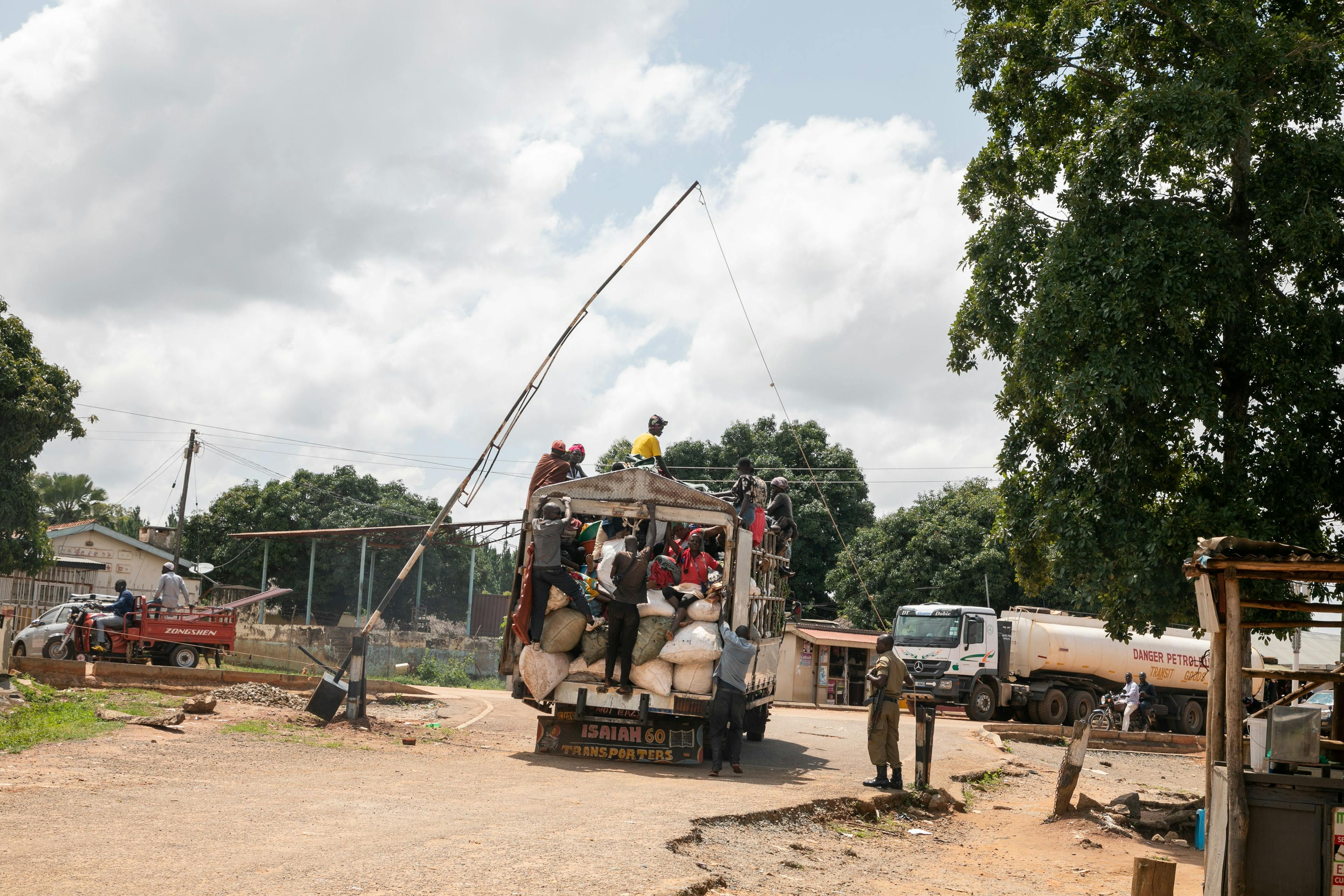 Trucks crossing at the border between the DRC and Uganda are loaded with stock for trading in local markets. Trade links that connect communities across national boundaries are the lifeblood of many border areas.