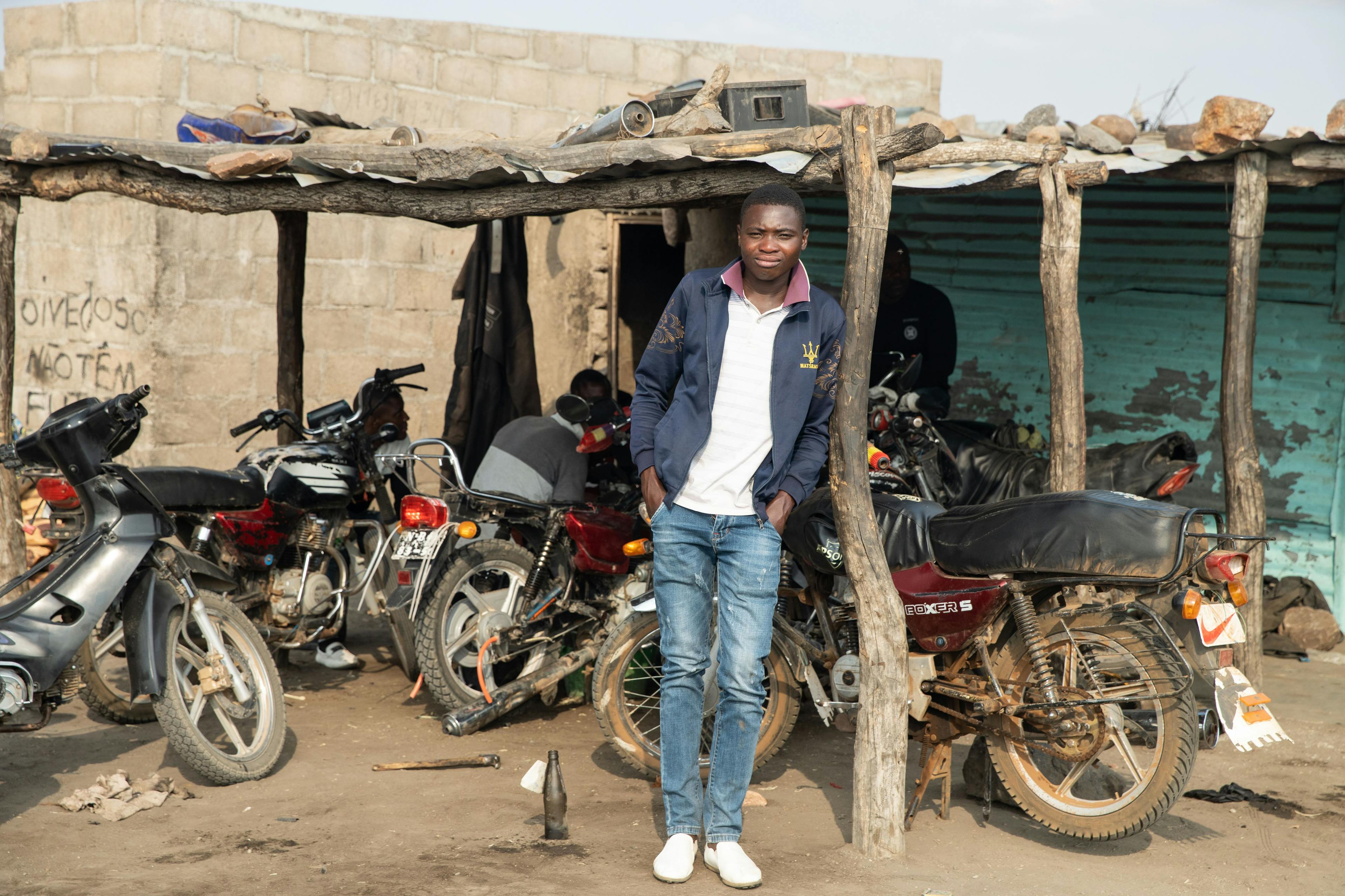Living in hope, despite climate woes. Even though Africans are already living through the first waves of climate shocks and stressors, they are optimistic and expect their lives will improve. This hope can be a source of resilience. Bernardo Kaupiquitua (19) hopes for more, working as a mechanic while he finds his feet here.